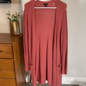 Long cardigan with pockets.
